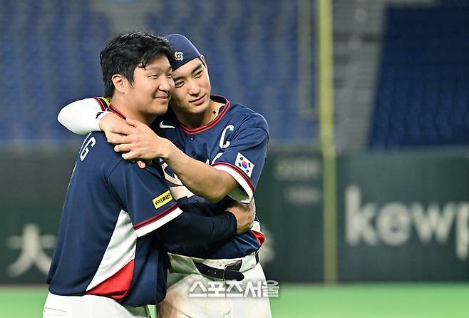 대한민국 야구대표팀의 문보경(왼쪽)과 이정후가 9일 일본 도쿄 도쿄돔에서 열린 2026 월드 베이스볼 클래식(WBC) 조별리그 호주와의 경기에서 7-2로 승리해 극적으로 8강전 진출을 확정한 뒤 기념촬영을 하고 있다. 2026. 3. 9. 도쿄(일본) | 박진업 기자 upandup@sportsseoul.com