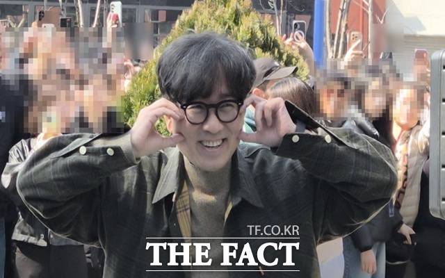 12일 '오승혁의 '현장''은 서울시청 인근에서 진행된 장항준 감독의 커피차 이벤트 현장을 찾았다. 아이돌 부럽지 않은 인기를 누리고 있는 장 감독이 취재진을 향해 귀엽게 포즈를 취하고 있다. /서울시청=오승혁 기자