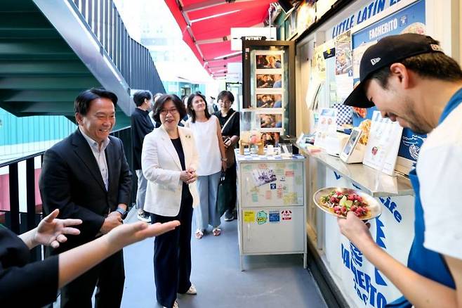 지난해 이화여대와 함께 개최한 '청춘역2025' 축제 때 이성헌 서대문구청장(왼쪽)과 이향숙 이화여대 총장(왼쪽 두 번째)이 파체리토를 방문해 청년창업가를 격려하고 있다. 서대문구 제공.