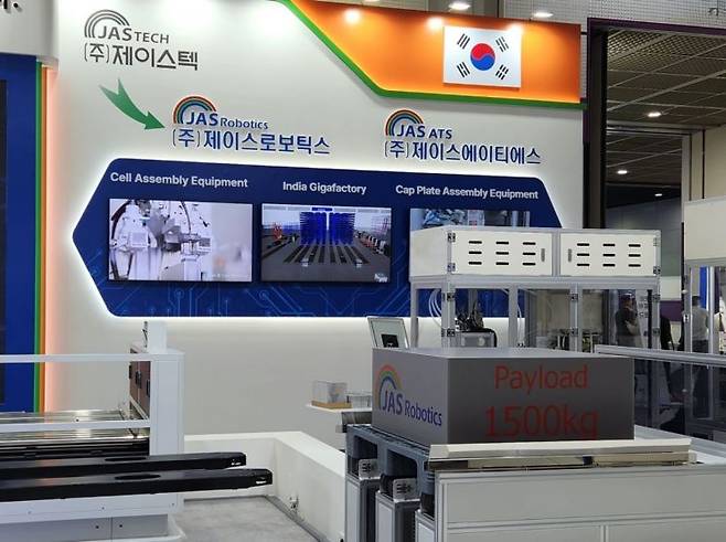 12일 '인터배터리 2026' 박람회에 제이스텍 로봇이 전시돼있다. 임춘한 기자