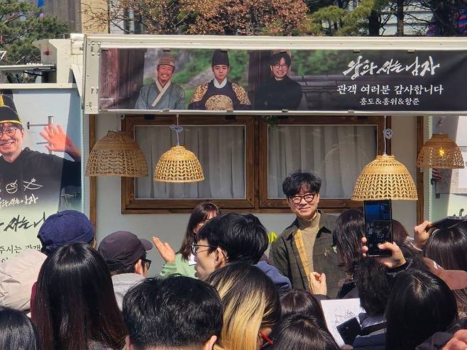 영화 '왕과 사는 남자'를 연출한 장항준 감독이 12일 오후 서울 중구 한국프레스센터 앞 광장에서 커피차 이벤트를 열고 팬과 기념 촬영을 하고 있다. /권오은 기자