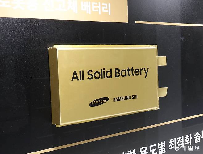 11일 서울 강남구 코엑스에서 열린 이차전지 전시회 ‘인터배터리 2026’. 삼성SDI가 내년 하반기(7∼12월) 양산 목표인 파우치형 전고체 배터리가 회사 전시관에 놓여 있다. 전영한 기자 scoopjyh@donga.com