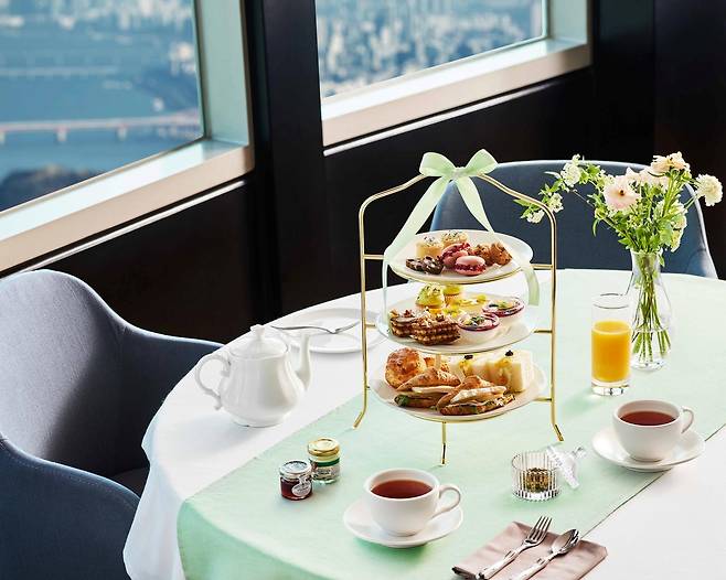 N서울타워 7층 엔그릴에선 오후 3시부터 5시까지 2시간 동안 오후의 여유를 즐길 수 있는 ‘애프터눈 티 세트’를 만날 수 있다.