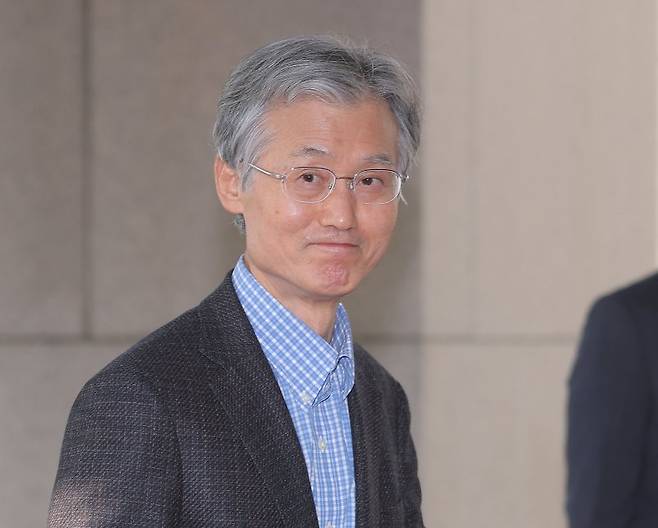 법왜곡죄와 재판소원제 도입, 대법관 증원을 뼈대로 하는 이른바 '사법개혁 3법'이 공포된 12일 조희대 대법원장이 서울 서초구 대법원으로 출근하고 있다. 연합뉴스