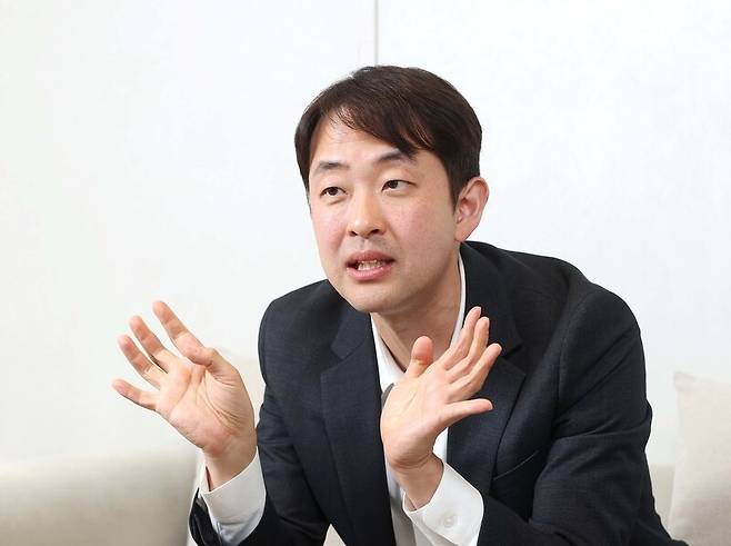 창업의 어려움을 이겨낸 사연을 얘기하는 조헌기 대표. 신세계면세점 제공