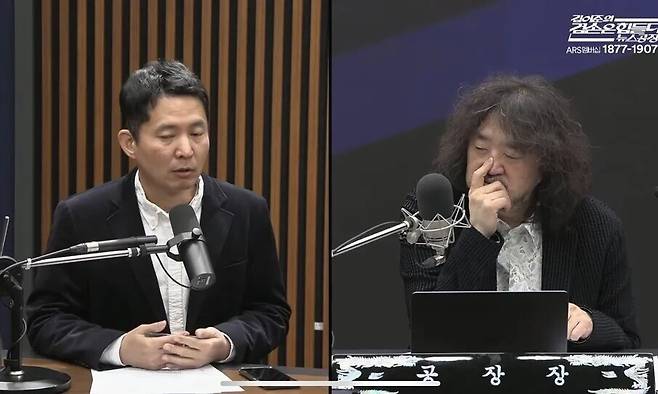 장인수 전 문화방송(MBC) 기자(왼쪽)와 방송인 김어준(오른쪽)씨. 유튜브 방송 ‘김어준의 겸손은 힘들다 뉴스공장’ 갈무리