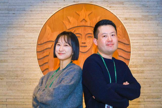 스타벅스코리아 브랜드마케팅팀 전병재(오른쪽) 팀장과 임이슬 파트장. 스타벅스코리아 제공
