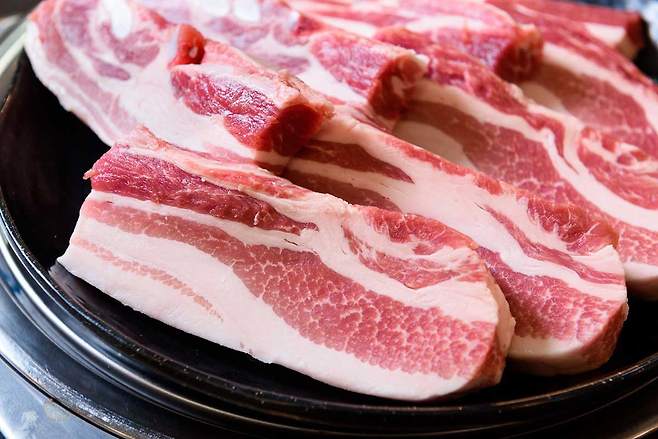 돼지 비계에는 흔히 ‘비타민F’로 불리는 알파리놀렌산과 리놀레산 같은 불포화지방산이 들어 있다./사진=클립아트코리아