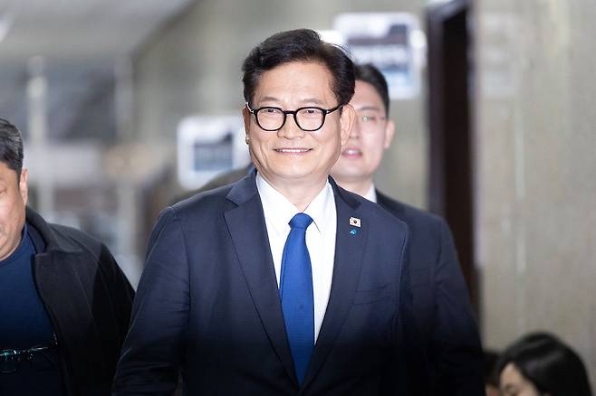 송영길 전 더불어민주당 대표가 12일 중앙일보 라이브 정치 토크쇼 '황현희의 불편한 여의도'에 출연한다. 송 전 대표는 이날 토크쇼에서 인천 계양을 보궐선거 출마에 대한 입장을 밝힐 예정이다. 사진은 지난 5일 서울 여의도 국회에서 정청래 민주당 대표 면담을 위해 대표실로 가는 모습. 뉴스1