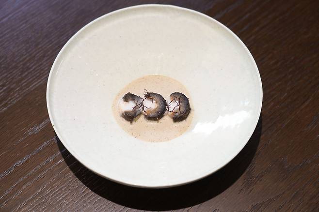 한국의집이 재개관을 맞아 궁중음식 봄 메뉴를 출시했다. 사진은 한치와 새우살을 채운 해삼찜. 사진 국가유산진흥원