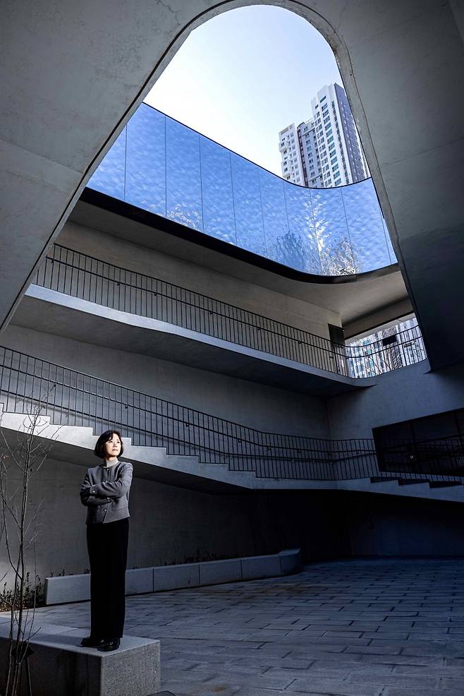 금나래중앙공원과 맞닿은 서서울미술관은 지하로 이어지는 구조로 설계됐다. /ⓒ arte, Photo by Park Choong-yul