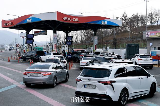 미국과 이란의 전쟁으로 중동 정세가 악화되면서 국제 유가가 치솟고 있는 가운데 9일 서울 서초구 만남의광장(부산방면) 휴게소 주유소에 기름을 넣으려는 차량들이 줄지어 서 있다. 문재원 기자