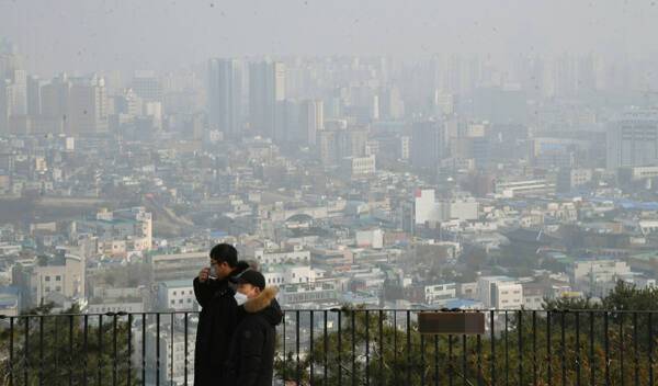 미세먼지로 하늘이 뿌연 가운데 시민들이 거리를 걷고 있다. 경기일보DB