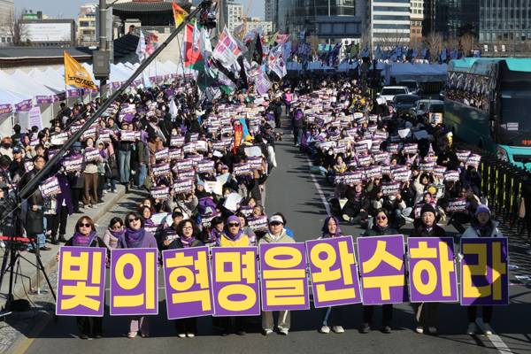 ▲ 세계여성의날을 하루 앞둔 3월7일 서울 종로구 광화문 인근에서 열린 2026년 3·8 세계여성의 날 기념 제41회 한국여성대회에서 참가자들이 구호를 외치고 있다. ⓒ연합뉴스