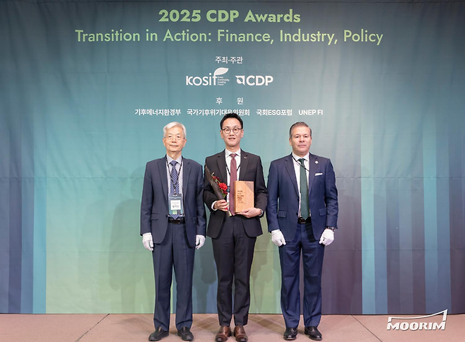 무림P&P가 CDP 한국위원회 주관 ‘2025 CDP Korea Awards’에서 ‘탄소경영 특별상’을 수상했다. 이종철 무림P&P 경영기획실장(가운데)이 지난 10일 서울 중구 앰배서더 서울 풀만 호텔에서 열린 시상식에서 장지인 CDP 한국위원회 위원장(왼쪽), 호세 오르도네스 CDP Global APAC 대표(오른쪽)와 기념촬영을 하고 있다. /무림P&P