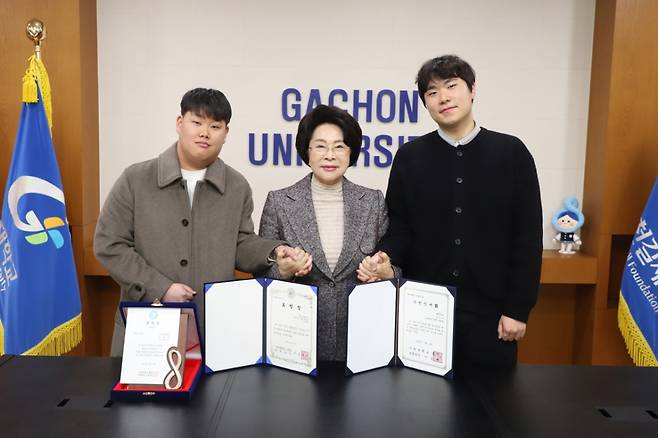 이길여 가천대 총장(가운데)이 김성규 행정학과 학생(오른쪽), 김동규 한국어문학과 졸업생과 기념촬영하고 있다./사진제공=가천대