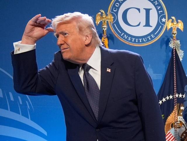 도널드 트럼프 미국 대통령이 9일(현지 시간) 미 플로리다주 마이애미 도럴리조트에서 열린 공화당 하원의원 정책 연찬회에 참석해 좌중을 둘러보고 있다. AP 뉴시스