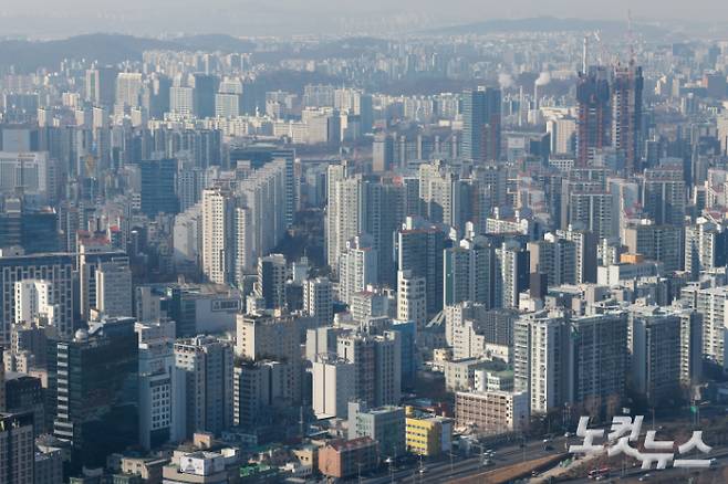 청와대가 "양도소득세 중과 유예는 5월 9일 분명히 종료된다"고 못 박으며 압박 수위를 최고조로 끌어올린 가운데 3일 서울 여의도의 한 빌딩에서 바라본 서울 시내 아파트 단지 모습. 연일 SNS로 부동산 정책에 강공 드라이브를 걸고 있는 이재명 대통령은 "망국적 부동산 투기는 '무슨 수를 써서라도' 반드시 잡는다"며 "이번이 마지막 탈출 기회"라고 재차 강조했다. 류영주 기자