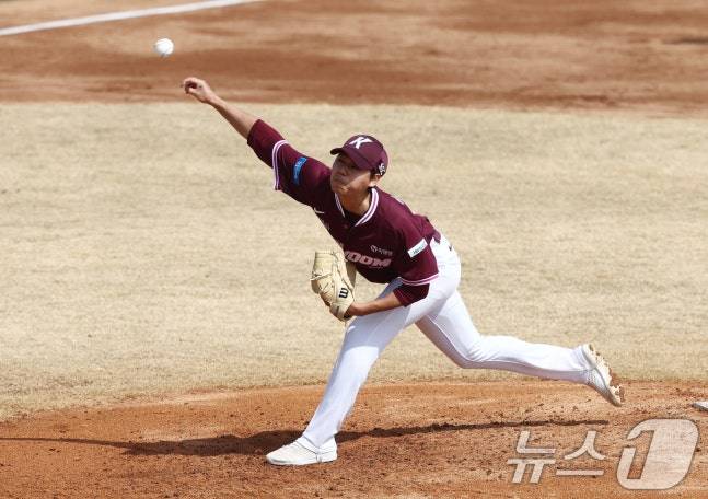 12일 오후 경기도 이천 두산베어스파크에서 열린 '2026 신한 SOL KBO리그' 시범경기 두산 베어스와 키움 히어로즈의 경기에서 키움 선발 하영민이 역투하고 있다. /사진=뉴스1