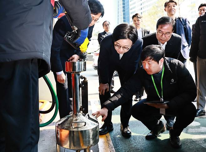 김정관 산업통상부 장관이 13일 서울 마포구 SK엔크린 양지주유소를 찾아 석유제품 가격·품질·유통 검사를 참관하고 있다.(사진제공=산업통상부)