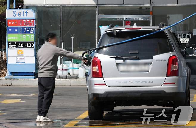석유 제품에 대한 가격 상한제(최고가격제) 시행 첫날인 13일 경기 수원시 장안구의 한 주유소에서 시민들이 주유를 하고 있다. 정부는 이날 0시부터 정유사의 공급가격 최고액을 리터당 보통 휘발유는 1724원, 자동차용 경유는 1713원, 실내 등유는 1320원으로 지정하는 석유 최고가격제를 시행했다. 2026.3.13 ⓒ 뉴스1 김영운 기자