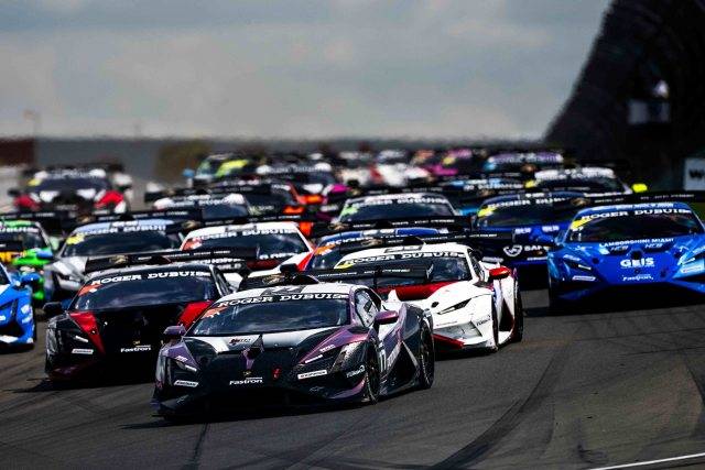 오토모빌리 람보르기니 주관 레이싱 대회 '람보르기니 슈퍼 트로페오' 시리즈 2026 시즌이 오는 18~20일(현지시간) 미국 플로리다에서 열리는 개막전을 시작으로 8개월간 진행되는 가운데 한국타이어가 레이싱 타이어를 독점 공급한다. 람보르기니 슈퍼 트로페오 2025 시즌 북미 시리즈 경기 장면. /한국타이어