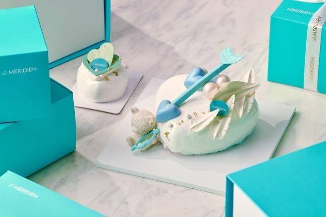 베이커리&카페 르물랑의 순백의 컬러와 하트로 로맨틱 무드를 더한 ‘화이트 러브 홀 케이크’. 르메르디앙 서울 명동.