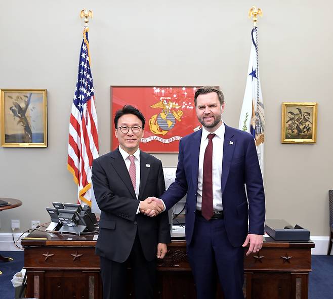 김민석 국무총리가 12일(현지 시각) 워싱턴 DC 백악관에서 J D 밴스 미국 부통령과 회담 전 악수하고 있다. /주미한국대사관
