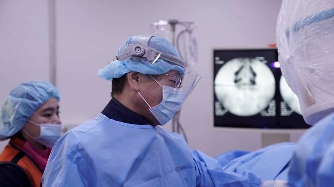 추간공 확장술을 집도 중인 박경우 서울 광혜병원 대표원장. 서울 광혜병원 제공