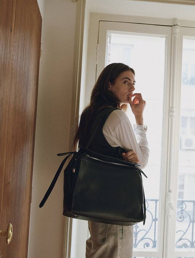 루에브르 '트라페즈 숄더백' 29CM 제공