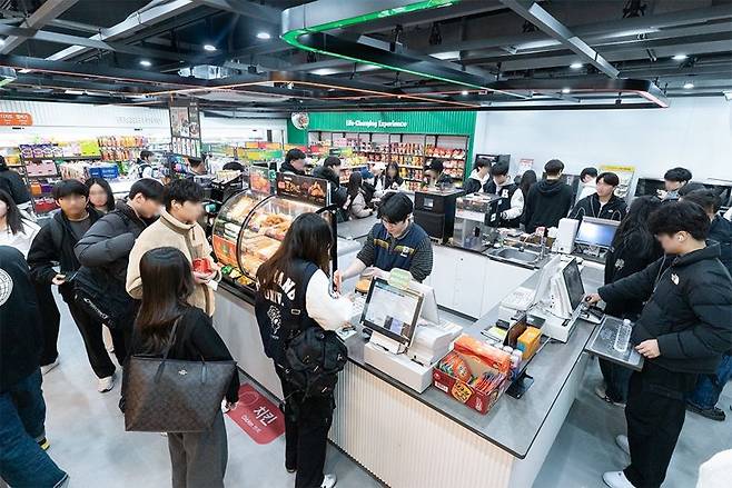 세븐일레븐 뉴웨이브 한양대프라자점 내부 전경. 세븐일레븐 제공