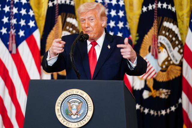 도널드 트럼프 미국 대통령이 12일 ‘여성 역사의 달’ 행사가 열린 미 워싱턴 백악관 이스트룸에서 연설하고 있다. 워싱턴=로이터 연합뉴스