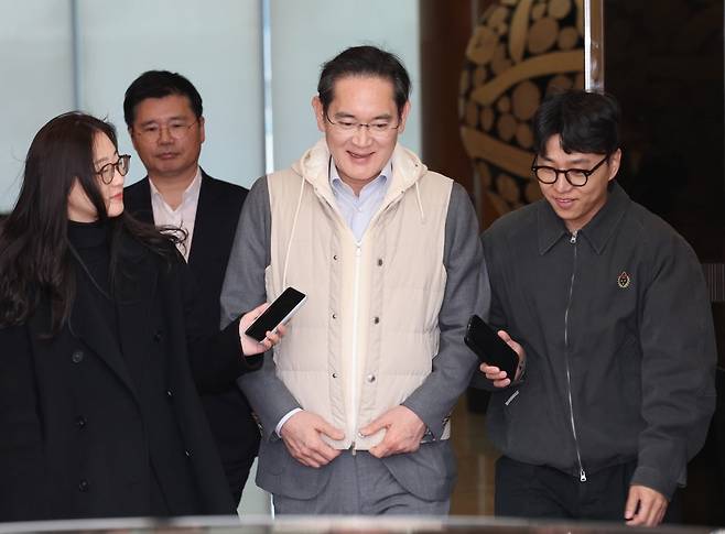유럽 출장 일정을 마친 이재용 삼성전자 회장이 13일 서울 강서구 서울김포비즈니스항공센터(SGBAC)를 통해 귀국하고 있다. 사진=연합뉴스