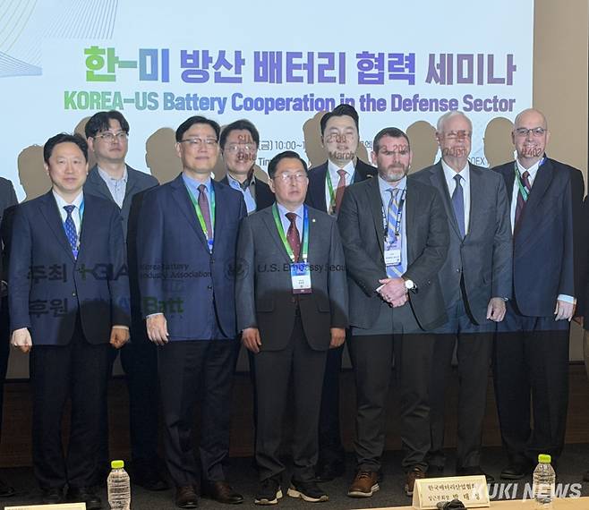 13일 서울 코엑스에서 열린 ‘인터배터리 2026’ 한‧미 방산 배터리 협력 세미나에서 한‧미 방산 기업과 연구기관, 국방부 관계자 등이 단체 기념촬영을 하고 있다. 송민재 기자