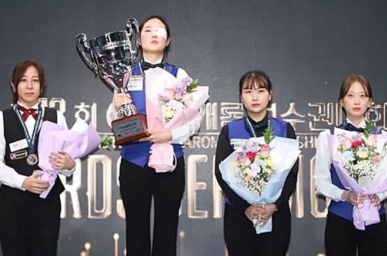 허채원은 지난 3월 양구대회 내내 눈 부상으로 애를 먹었다. 특히 아시아캐롬선수권 8강부터는 부상정도가 더욱 심각해져 경기에 지장이 있었지만, 결국 두 대회서 모두 정상에 올랐다. 안대를 차고 아시아캐롬선수권 시상대에 오른 허채원. (사진= 대한당구연맹)