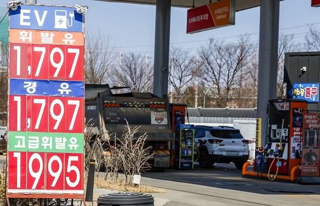 30년 만에 석유 최고가격제가 시행된 13일 서울시내 한 주유소에 유가정보가 나타나있는 모습./사진=뉴시스.