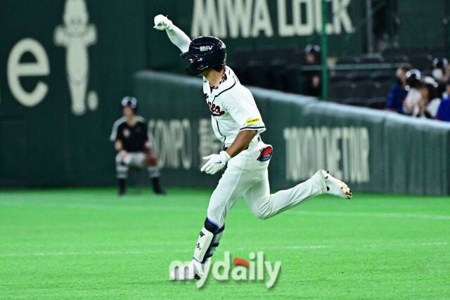 8일 일본 도쿄돔에서 열린 2026 월드 베이스볼 클래식(WBC) 조별리그 한국-대만 경기. 김도영이 8회말 2사 1루에 동점 1타점 2루 적시타를 친 후 그라운드를 뛰고 있다./도쿄(일본)=한혁승 기자 hanfoto@mydaily.co.kr