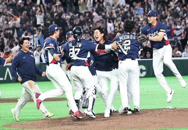9일 일본 도쿄돔에서 열린 2026 월드베이스볼클래식(WBC) C조 조별리그 최종전에서 호주를 꺾은 한국 선수들이 8강 진출을 확정한 뒤 기뻐하고 있다. 연합뉴스