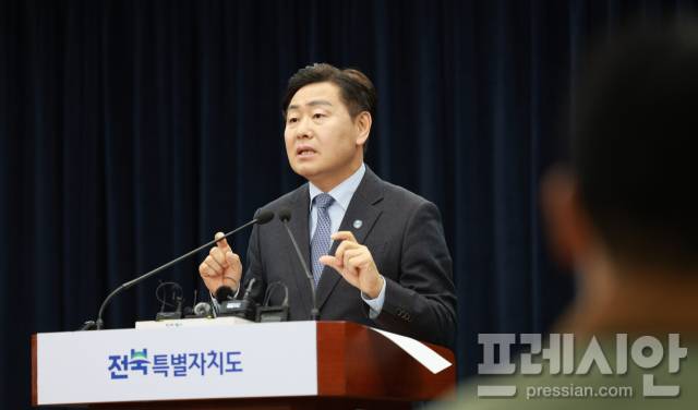 ▲ 김관영 전북특별자치도지사가 13일 전북도청에서 군산조선소 자산 양수도 합의각서(MOA) 체결과 관련해 기자회견을 열고 조선소 재가동 추진 계획을 설명하고 있다. ⓒ전북도