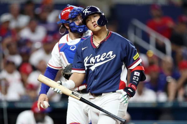 14일(한국시간) 미국 플로리다주 마이애미 론디포파크에서 열린 월드베이스볼클래식(WBC) 대한민국 대 도미니카공화국 준준결승전. 7회 초 무사 1루 때 한국 안현민이 삼진 아웃 당한 후 허탈한 표정을 짓고 있다. /연합뉴스