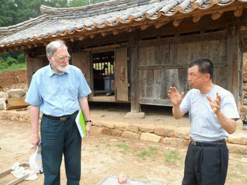 인류학자이자 종교학자인 그레이슨 교수가 제자인 조원경 목사(오른쪽)와 함께 경산 상엿집에서 한국상례문화 관련 의견을 나누고 있다. 김진만기자