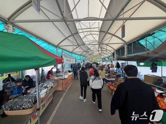14일 오후 2시쯤 강원 춘천 신북읍 율문리 오일장이 열리는 샘밭장터에 주말을 맞아 찾은 나들이객들이 물건을 사기 위해 발걸음을 옮기고 있다.2026.3.14 한귀섭 기자