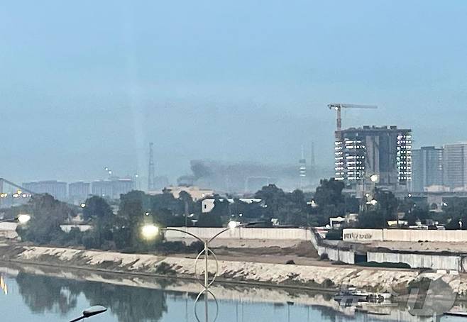 14일(현지시간) 바그다드 주재 미국 대사관에 대한 드론 공격 후 연기가 피어오르고 있다. 2026.03.14. ⓒ AFP=뉴스1