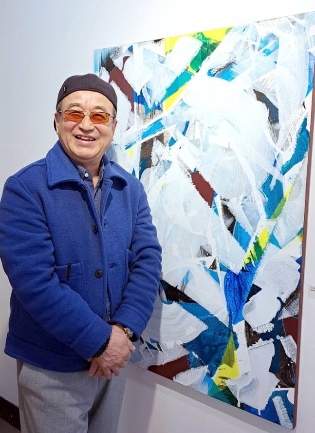 가수 김창훈이 자신의 작품앞에서.