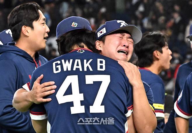 대한민국 야구대표팀의 고우석(오른쪽)이 9일 일본 도쿄 도쿄돔에서 열린 2026 월드 베이스볼 클래식(WBC) 조별리그 호주와의 경기에서 7-2로 승리해 극적으로 미국 마이애미에서 열리는 8강전 진출을 확정한 뒤 곽빈과 포옹을 하며 오열하고 있다. 2026. 3. 9. 도쿄(일본) | 박진업 기자 upandup@sportsseoul.com