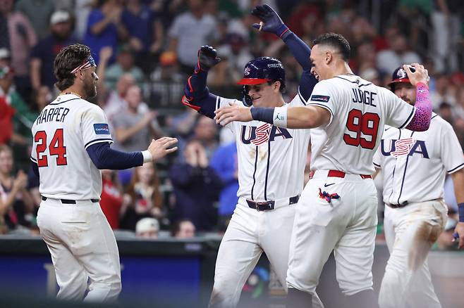 미국 선수들이 지난 10일(한국시각) B조 멕시코전에서 로만 앤서니가 3회말 우중간 스리런홈런을 치고 들어오자 함께 기뻐하고 있다. 왼쪽부터 브라이스 하퍼, 앤서니, 애런 저지, 칼 롤리. Imagn Images연합뉴스
