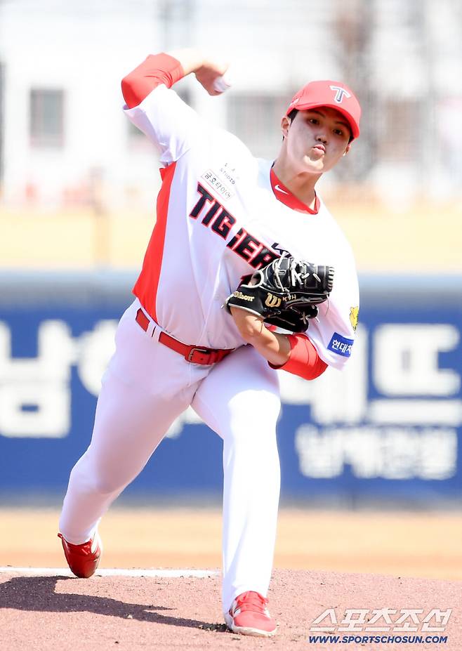 KIA 선발 김태형은 1회부터 150km 강속구를 던지며 기분 좋게 시작했다.
