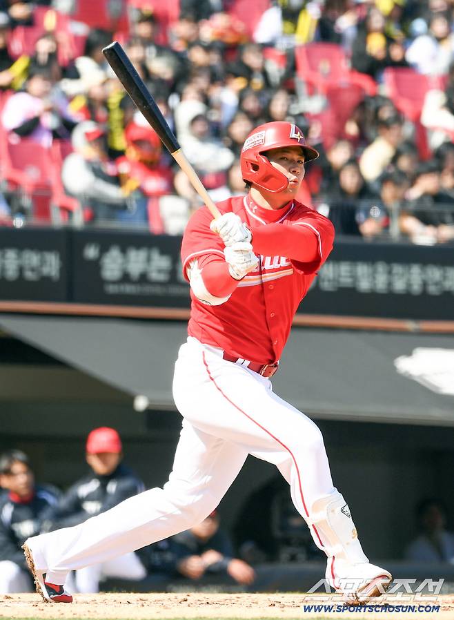 SSG 김재환은 풀카운트 승부 끝 솔로포를 터뜨렸다.