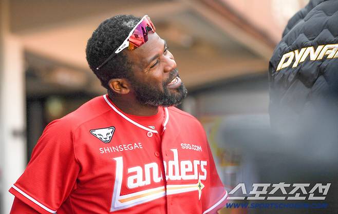 뒤늦게 나타난 SSG 선배 에레디아의 익살스러운 리액션에 더그아웃 분위기는 후끈.