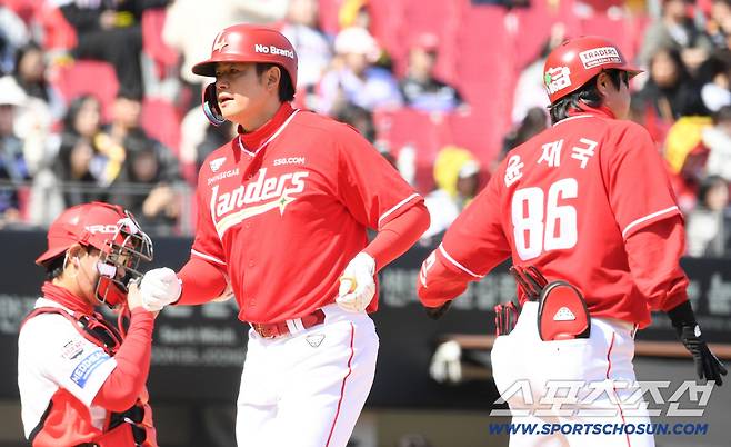 기대처럼 선취점을 솔로포로 해결한 SSG 4번 타자 김재환.